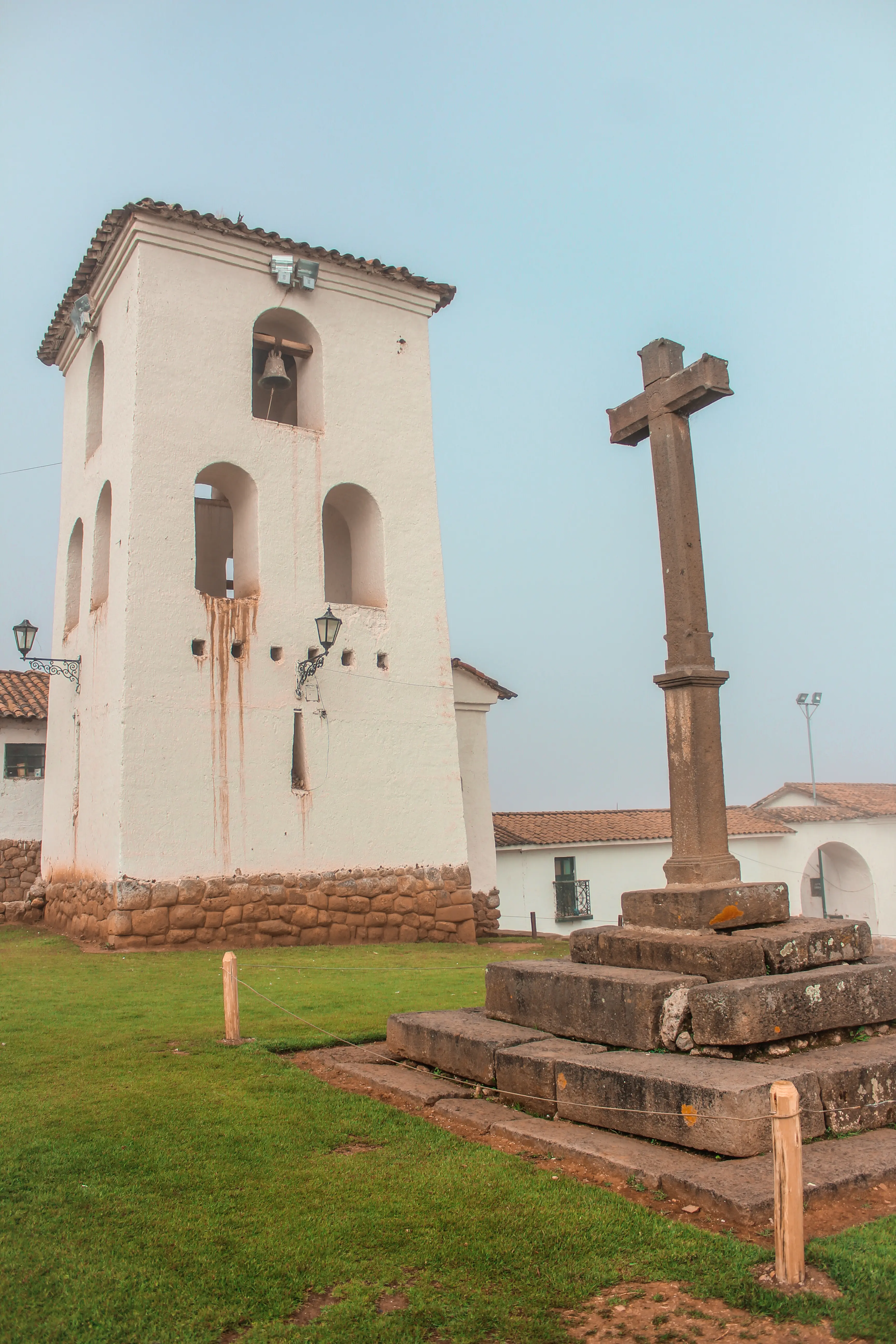 Cruz del templo colonial en Chinchero